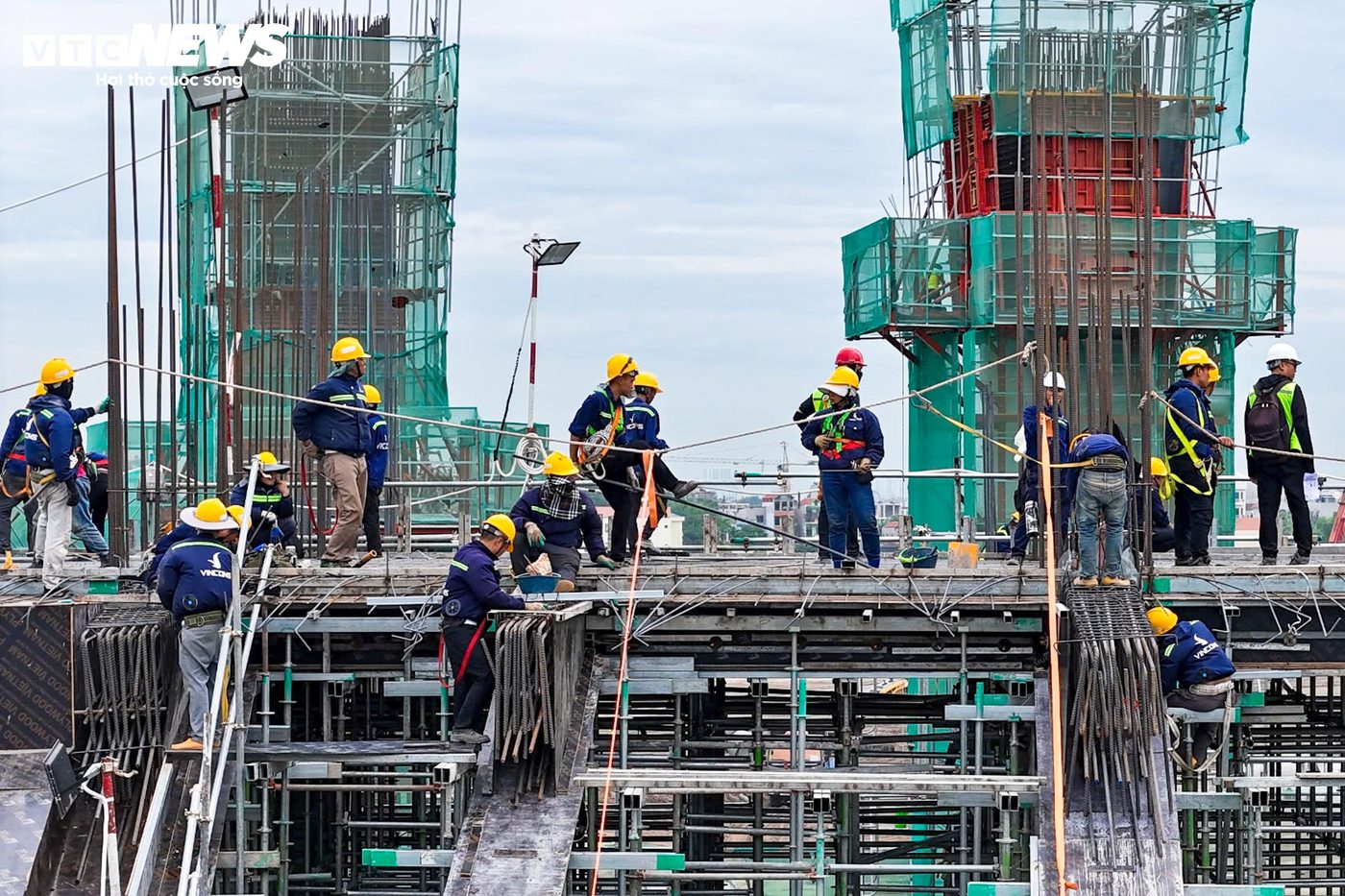 Tổ chức thi công đồng loạt bốn khán đài