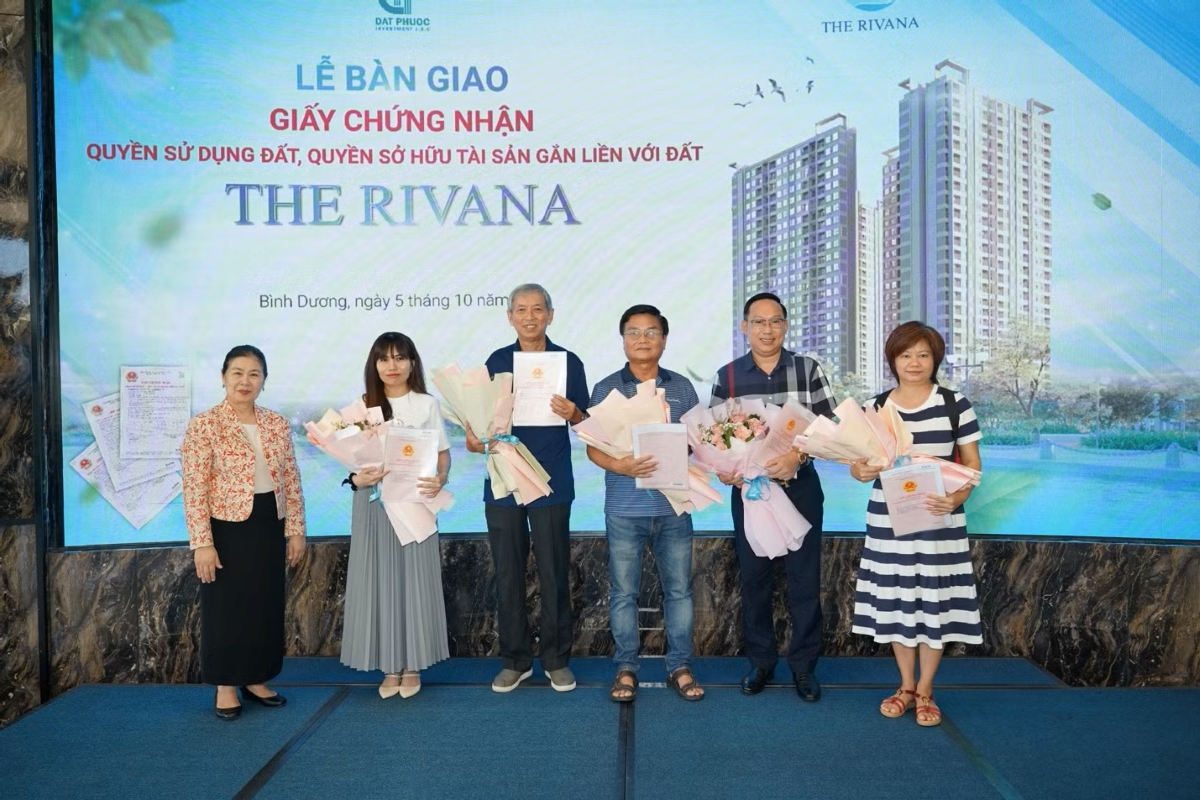 Chủ đầu tư Đạt Phước bàn giao sổ hồng cho cư dân Rivana