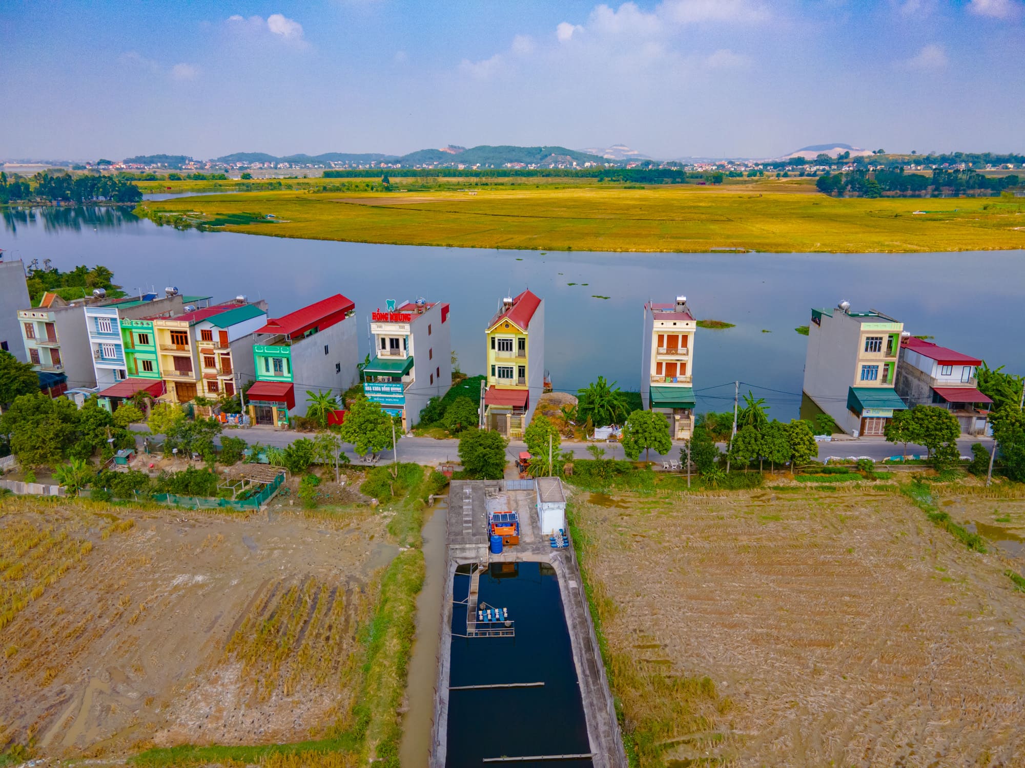 Hiện trạng khu dân cư ven sông gần dự án Vinhomes Hòa Long Bắc Ninh