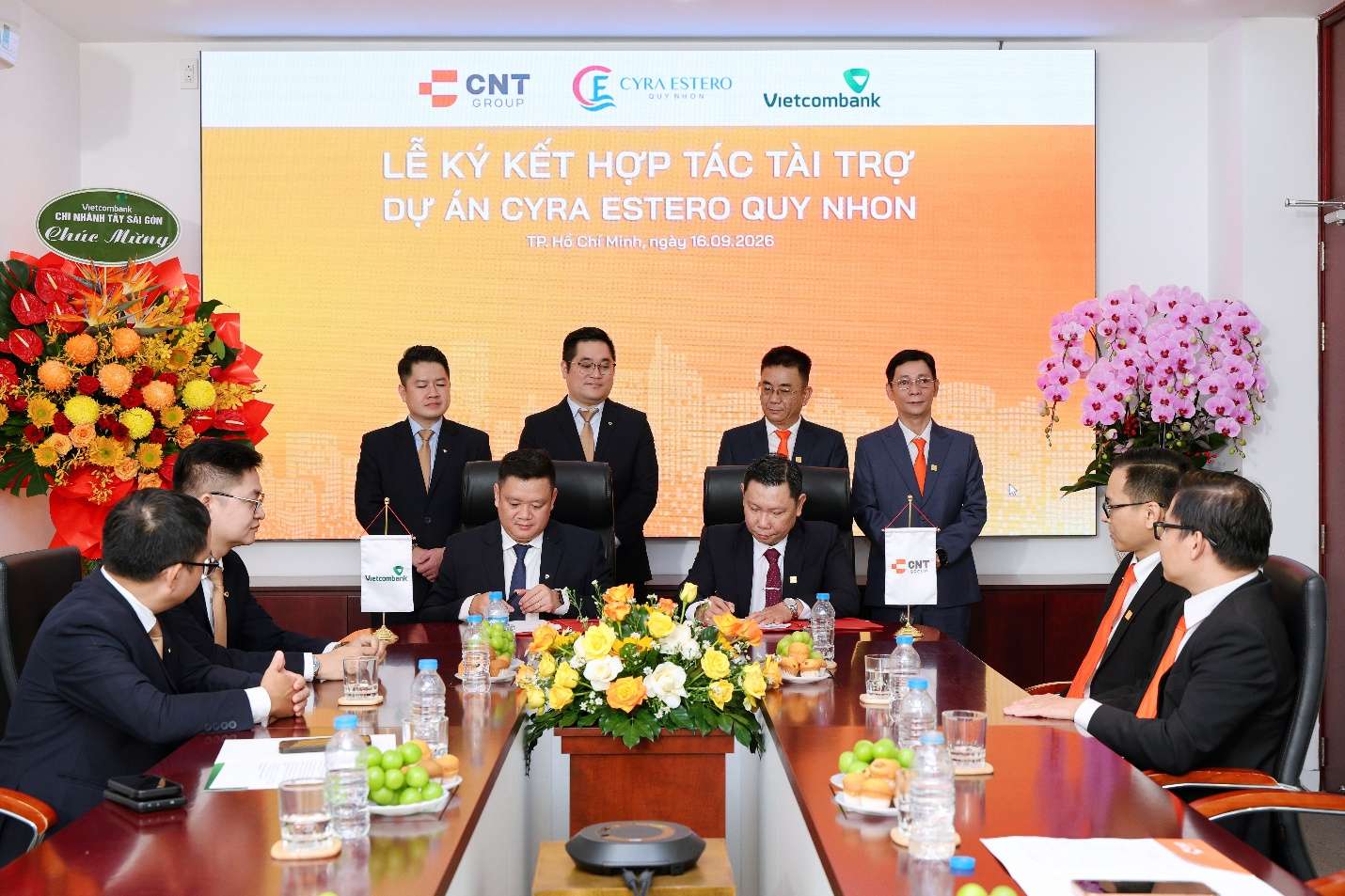 Đại diện CNT Group và Ngân hàng Vietcombank thực hiện nghi thức ký kết