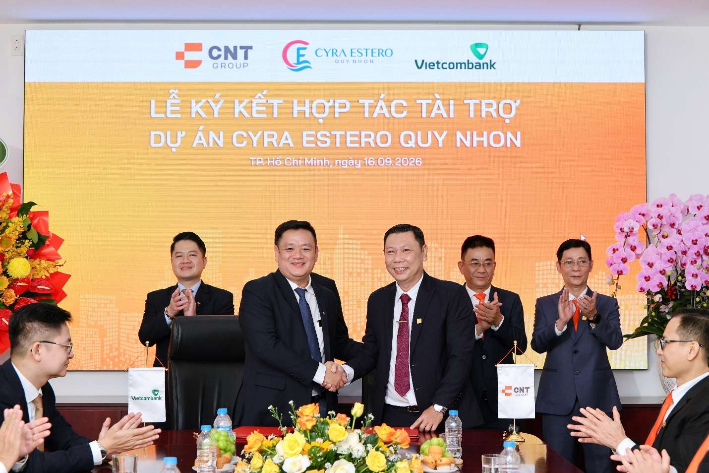 Đại diện CNT Group Ông Nguyễn Sơn Nam và Vietcombank Ông Trịnh Ngọc Hoàng (từ bên phải qua) thực hiện nghi thức bắt tay, đánh dấu cột mốc hợp tác và đồng hành cùng Dự án Cyra Estero Quy Nhon