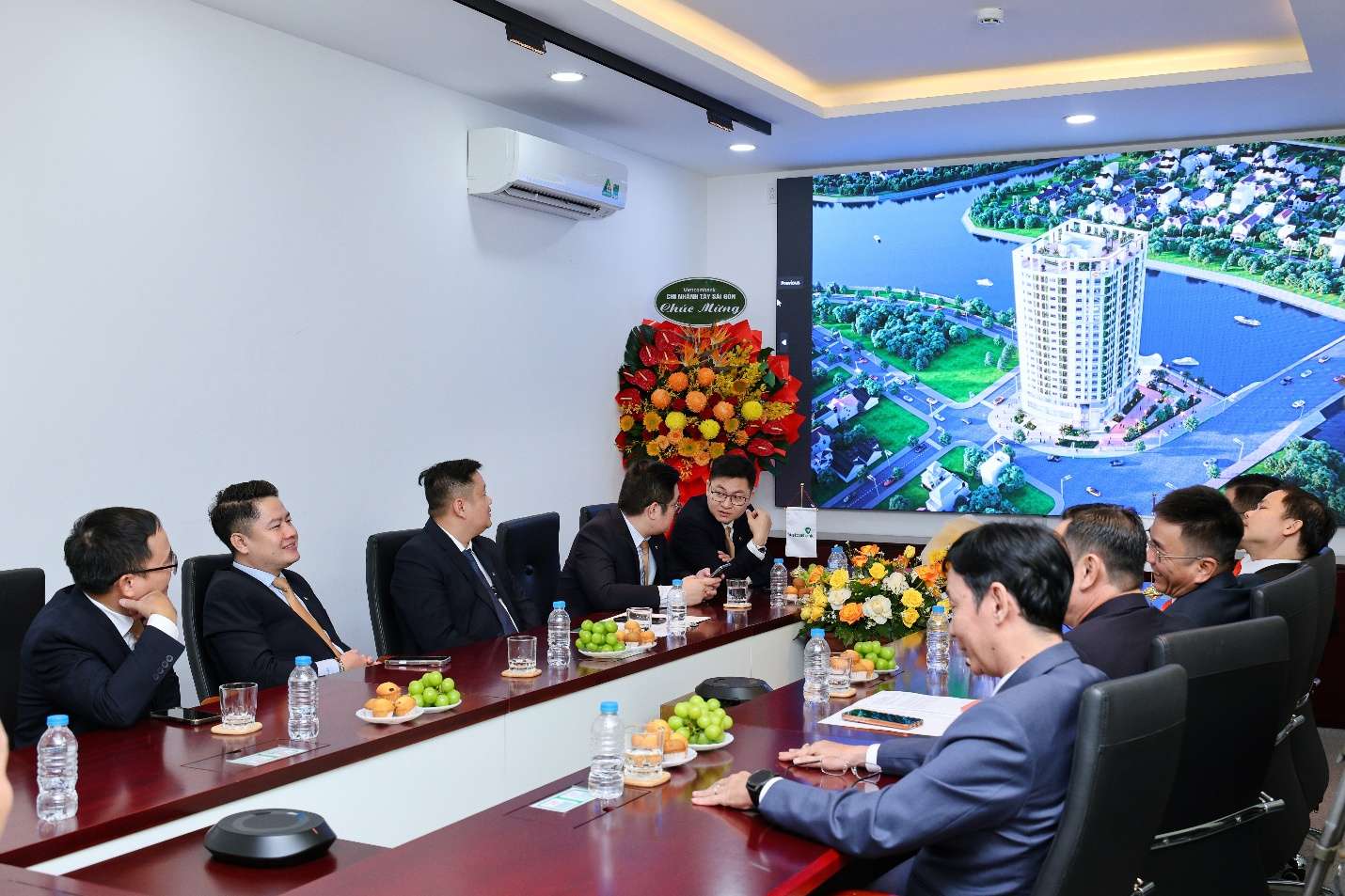 Các bên cùng trao đổi về định hướng hợp tác, hướng đến những giá trị thiết thực cho khách hàng tại Cyra Estero Quy Nhon