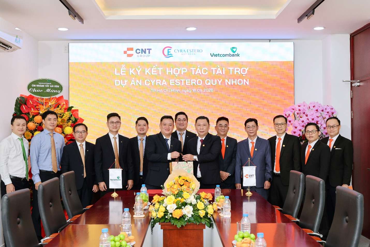 Đại diện CNT Group và Vietcombank cùng chụp ảnh lưu niệm tại sự kiện ký kết hợp tác tài trợ Dự án Cyra Estero Quy Nhon